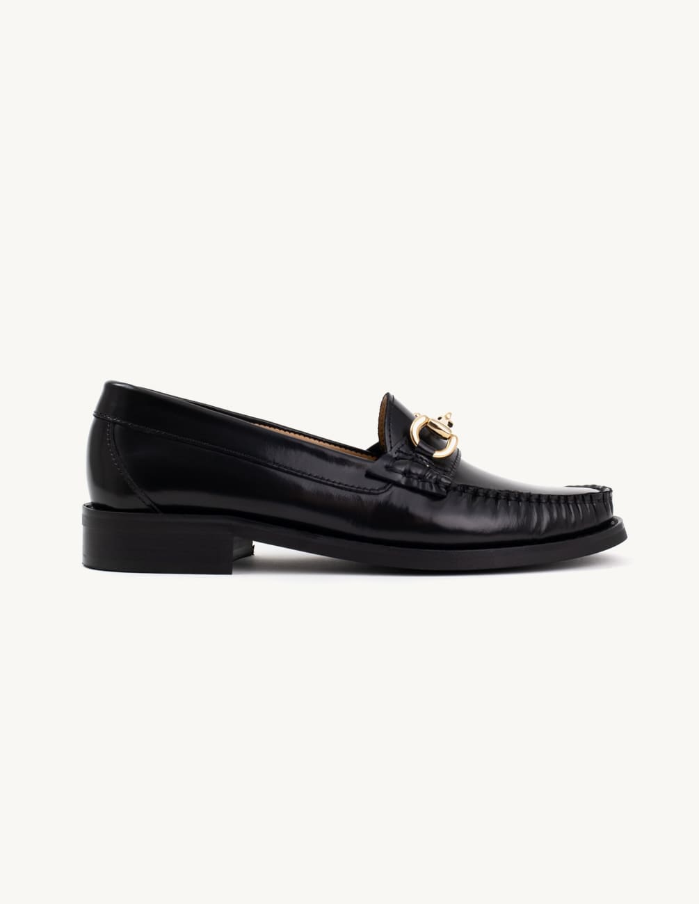 Loafer com fivela dourada em preto em pele brilihante| Sapataria do Carmo