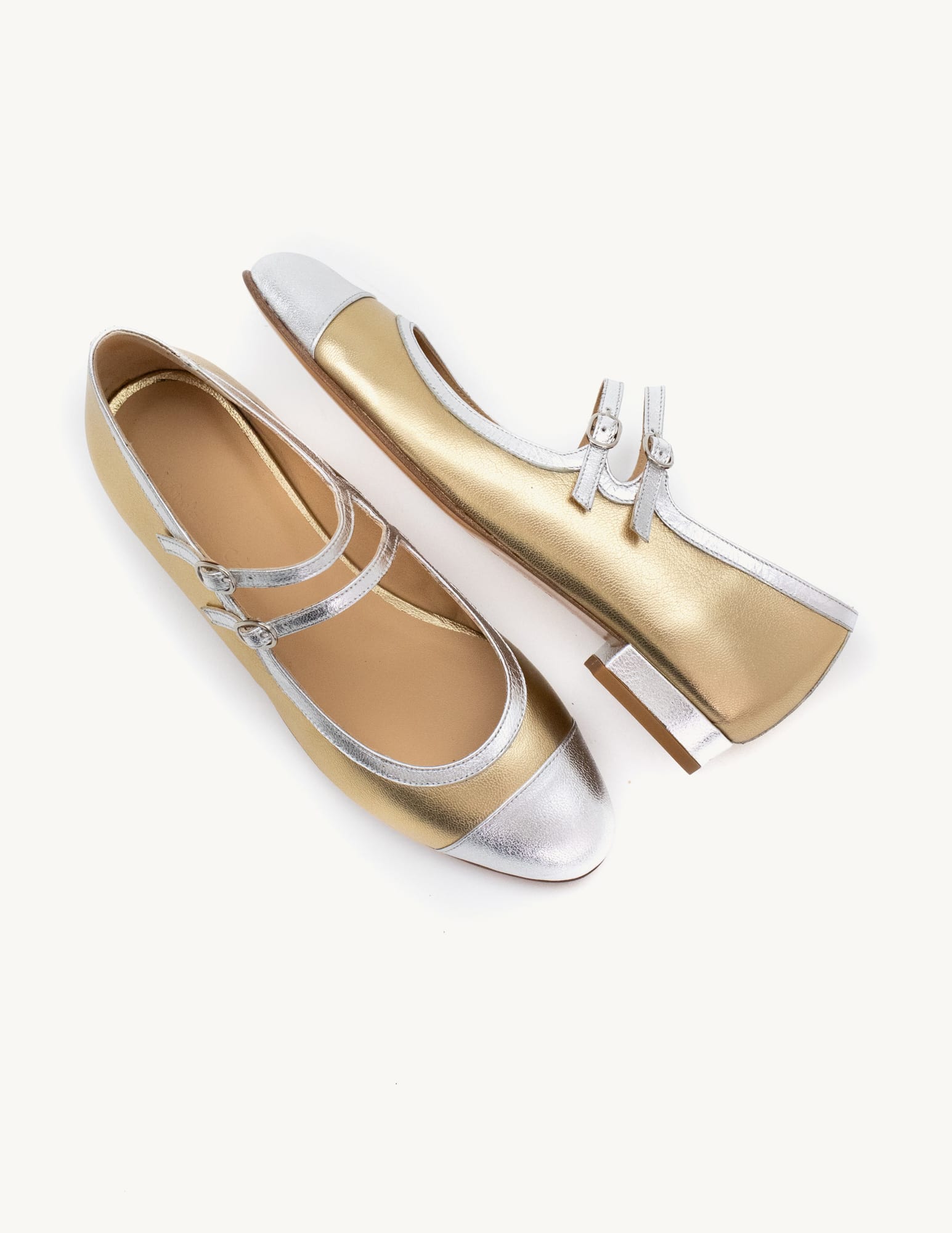 Sapatos estilo Mary Jane dourado e prateado