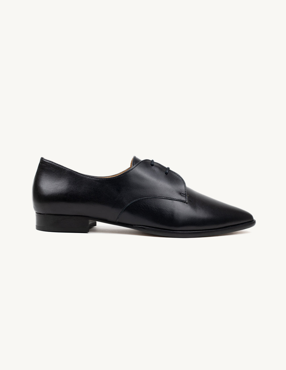 Sapatos preto de atacadores