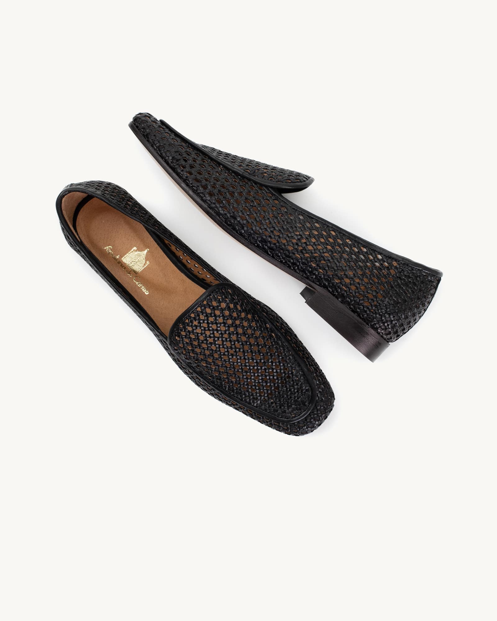 Loafer em pele soft perfurada de cor preto e com sola de borracha | Sapataria do Carmo