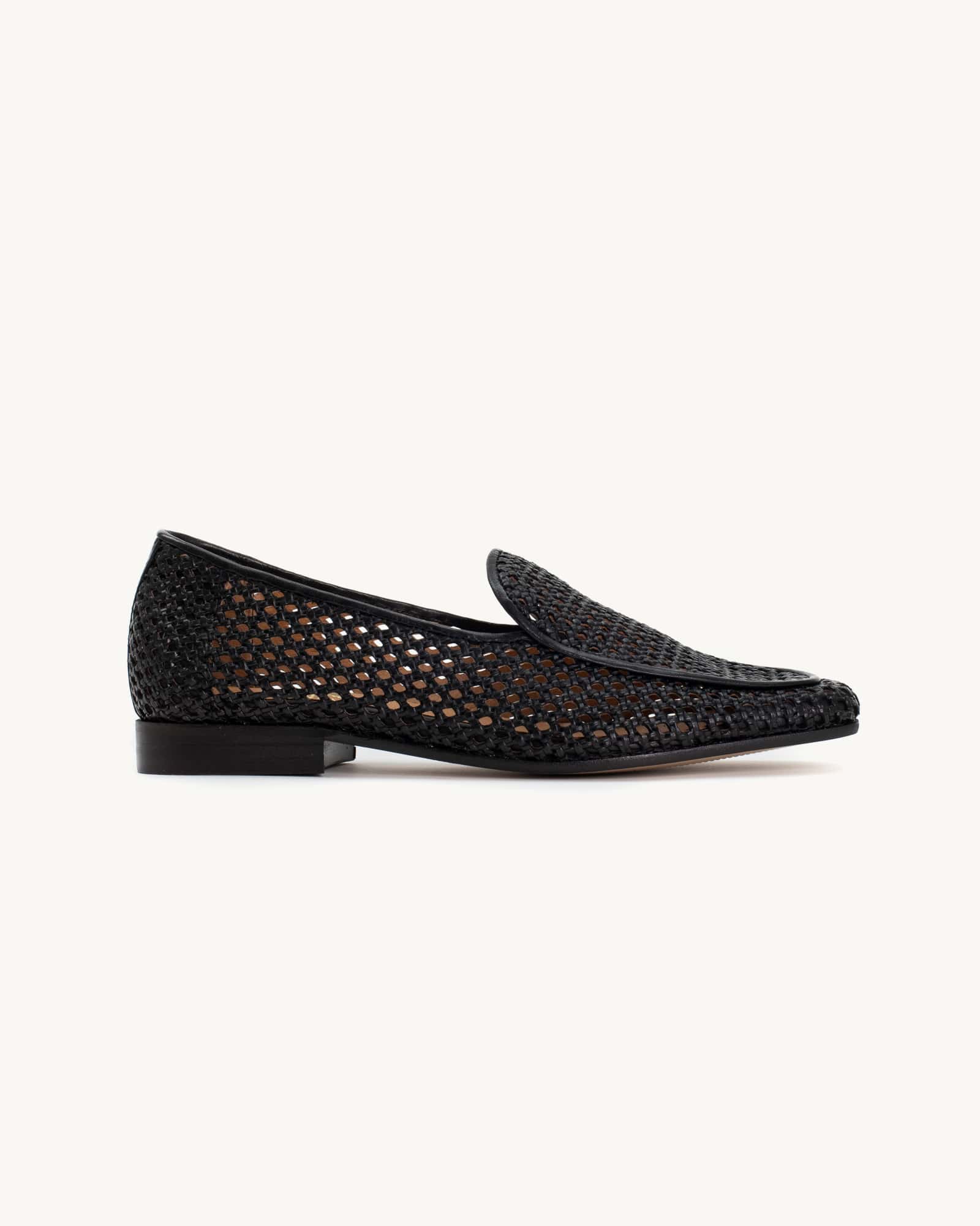 Loafer em pele perfurada de cor preta | Sapataria do Carmo